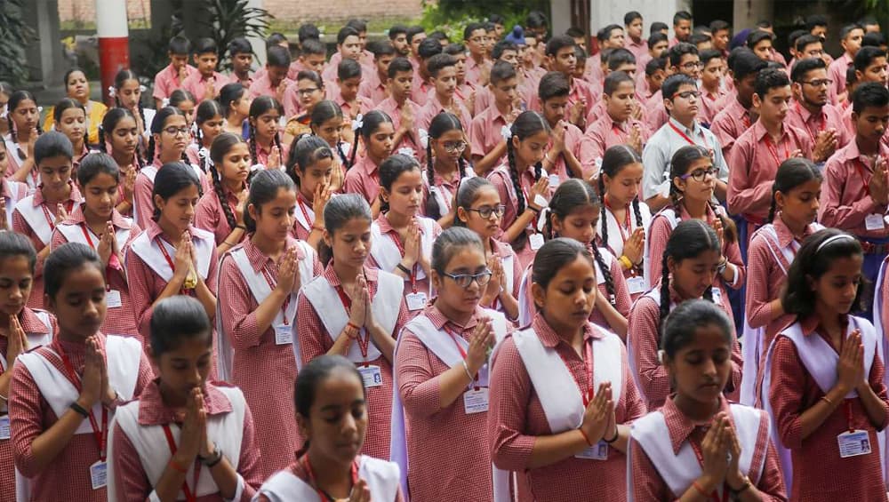 Maharashtra: ২৬ জানুয়ারি থেকে স্কুলে সংবিধানের প্রস্তাবনা পাঠ বাধ্যতামূলক, মহারাষ্ট্রে জারি নির্দেশিকা Maharashtra: ২৬ জানুয়ারি থেকে স্কুলে সংবিধানের প্রস্তাবনা পাঠ বাধ্যতামূলক, মহারাষ্ট্রে জারি নির্দেশিকা