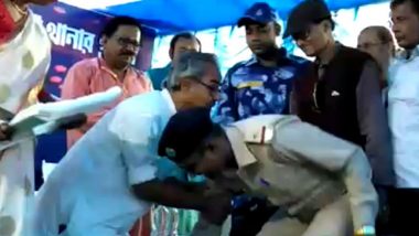Police Officer Bowing Down At Minister Ashish Banerjee's Feet: উর্দি পরে রাজ্যের মন্ত্রীকে পা ছুঁয়ে প্রণাম করলেন পুলিশ অফিসার, ভিডিয়ো ভাইরাল