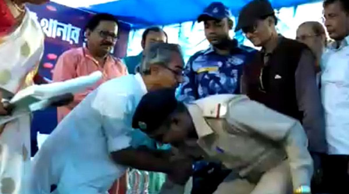 Police Officer Bowing Down At Minister Ashish Banerjee's Feet: উর্দি পরে রাজ্যের মন্ত্রীকে পা ছুঁয়ে প্রণাম করলেন পুলিশ অফিসার, ভিডিয়ো ভাইরাল