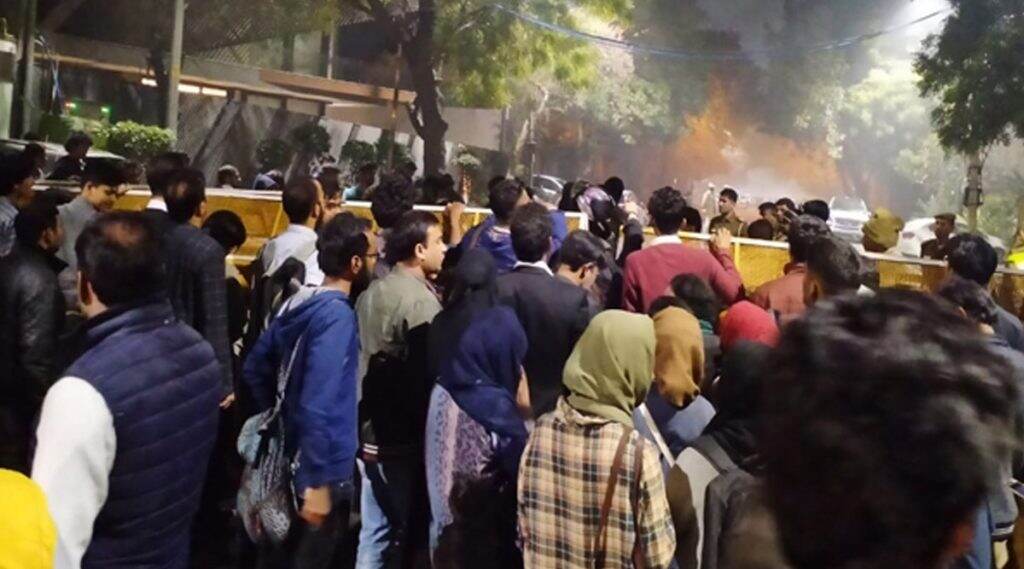 Jamia Students Protest Near CM's House: দিল্লি সংঘর্ষের জেরে মুখ্যমন্ত্রী অরবিন্দ কেজরিওয়ালের বাড়ি ঘেরাও জামিয়া পড়ুয়াদের, জলকামান দিয়ে ছত্রভঙ্গ করে আটক করল পুলিশ Jamia Students Protest Near CM's House: দিল্লি সংঘর্ষের জেরে মুখ্যমন্ত্রী অরবিন্দ কেজরিওয়ালের বাড়ি ঘেরাও জামিয়া পড়ুয়াদের, জলকামান দিয়ে ছত্রভঙ্গ করে আটক করল পুলিশ