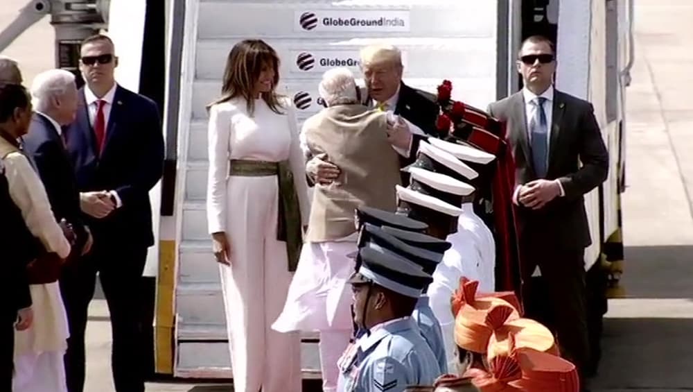 Prime Minister Narendra Modi Hugs US President Donald Trump: ভারতে পৌঁছাতেই নরেন্দ্র মোদির বাহুডোরে ডোনাল্ড ট্রাম্প, সবরমতী আশ্রমের পথে অভাবনীয় অভ্যর্থনা Prime Minister Narendra Modi Hugs US President Donald Trump: ভারতে পৌঁছাতেই নরেন্দ্র মোদির বাহুডোরে ডোনাল্ড ট্রাম্প, সবরমতী আশ্রমের পথে অভাবনীয় অভ্যর্থনা
