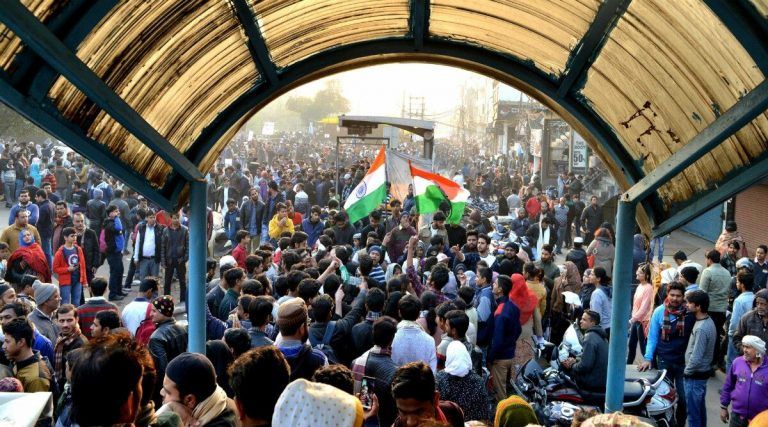 Delhi: শাহিনবাগে অবৈধ নির্মাণ ভাঙার বুলডোজার রুখতে বড় বিক্ষোভ