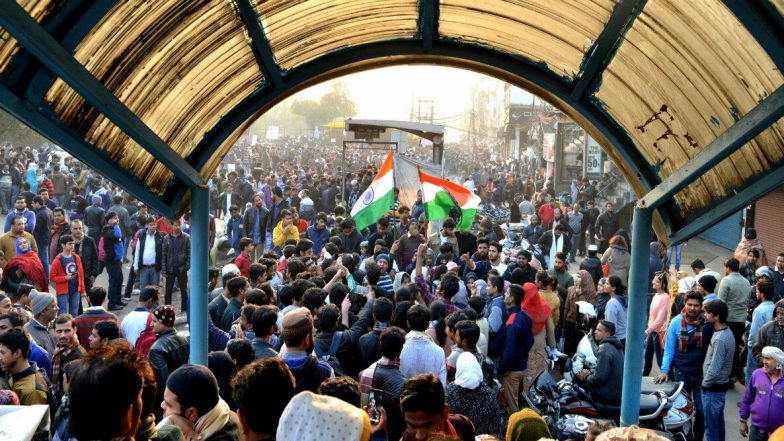 Delhi: শাহিনবাগে অবৈধ নির্মাণ ভাঙার বুলডোজার রুখতে বড় বিক্ষোভ