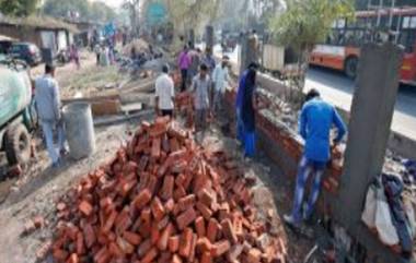 Ahmedabad: মার্কিন প্রেসিডেন্টের যাত্রাপথে বস্তি, গরিবি ঢাকতে উঠছে ৭ ফুটের পাঁচিল