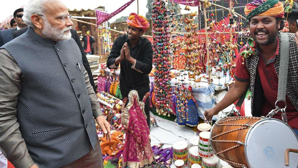 Prime Minister Narendra Modi: দিল্লির হুনার হাট পরিদর্শনে এসে চা কিনে খেলেন প্রধানমন্ত্রী, মোদিকে দেখতে উপচে পড়ল ভিড়