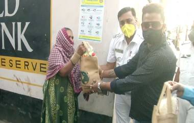 Coronavirus Lockdown: 'খদ্দের' নেই, ভাঁড়ারে টান! সোনাগাছির যৌনকর্মীদের হাতে খাবার তুলে দিল পুলিশ প্রশাসন