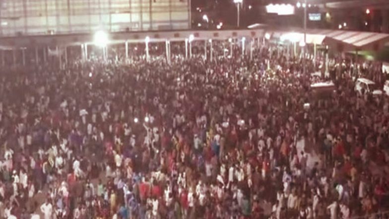 Thousands At Delhi Bus Station: লকডাউনে বাড়ি ফেরার তোড়জোড় অভিবাসী কর্মীদের; দিল্লির আনন্দ বিহার বাস টার্মিনাসে হাজার হাজার মানুষের জমায়েত