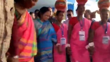 Mamata Banerjee Dances Along Adivasi Women: মালদায় আদিবাসী মহিলাদের সঙ্গে নাচের তালে পা মেলালেন মমতা ব্যানার্জি: ভিডিয়ো