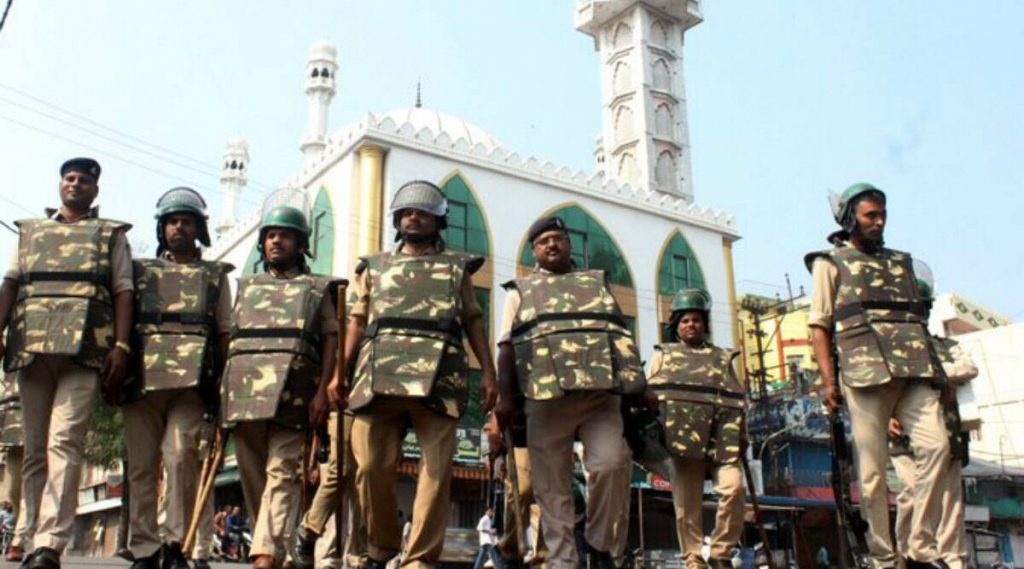 Aligarh Mosque: শান্তিপূর্ণভাবে হোলি উদযাপনের জন্য কালো ত্রিপল দিয়ে ঢাকা হল মসজিদ