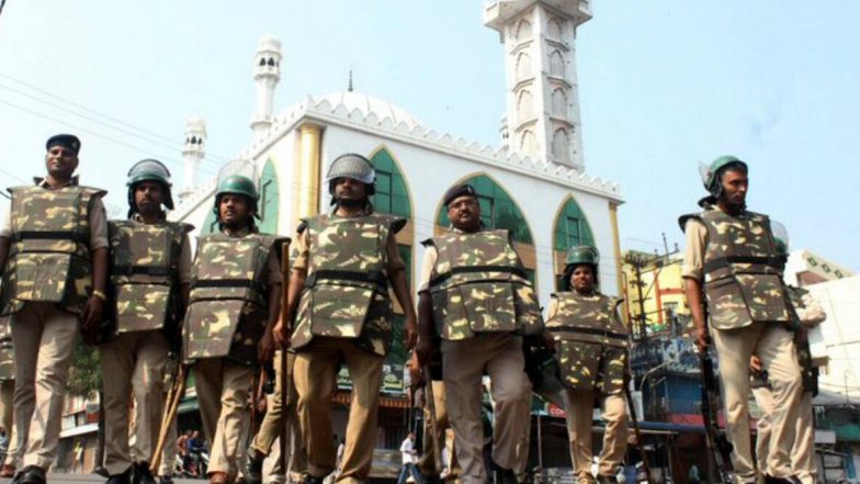 Aligarh Mosque: শান্তিপূর্ণভাবে হোলি উদযাপনের জন্য কালো ত্রিপল দিয়ে ঢাকা হল মসজিদ