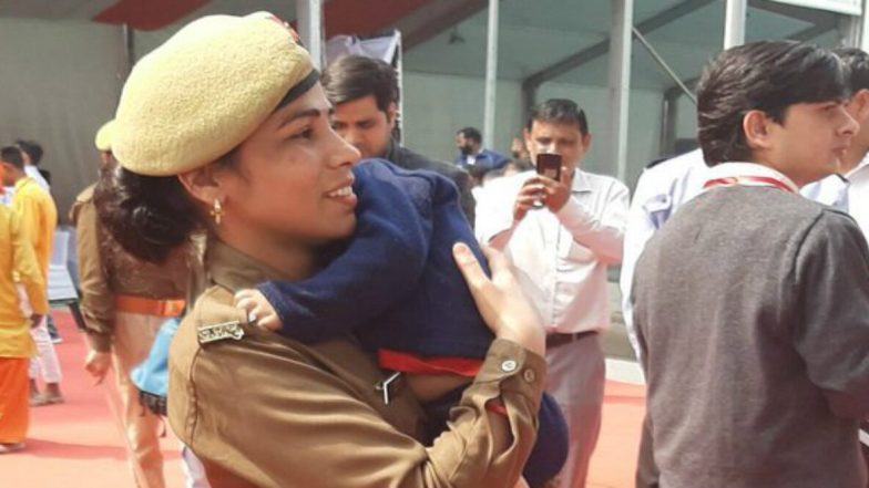 UP Woman Constable: মেয়েরা দশভূজা! খাঁকি উর্দিতে কোলে বাচ্চা নিয়ে দায়িত্ব পালন মহিলা কনস্টেবলের
