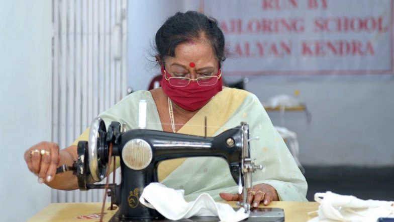 Savita Kovind: ত্রাণশিবিরের মানুষদের জন্য নিজে হাতে মাস্ক তৈরি দেশের ফার্স্ট লেডি সবিতা কোবিন্দের