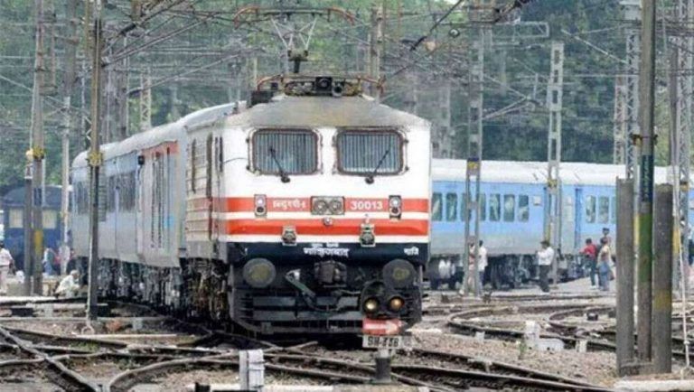 Train Running Late: ঘন কুয়াশায় থমকে উত্তর রেলওয়ের ৩৬টি ট্রেন, এক ঝলকে দেখে নিন দেরীতে চলা ট্রেনের তালিকা