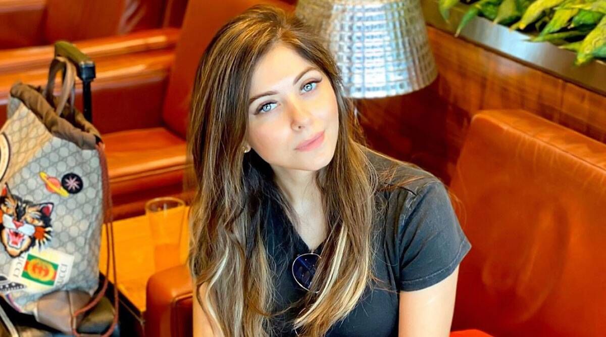 Kanika Kapoor: করোনা টেস্টের রিপোর্ট নেগেটিভ, সুস্থ হয়ে হাসপাতাল থেকে বাড়ি যাওয়ার পথে কণিকা কাপুর