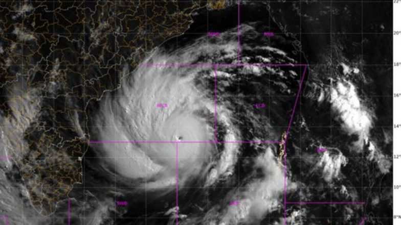 Cyclone Amphan: শক্তি সঞ্চয় করে পারাদ্বীপের দিকে ঝুঁকছে ঘূর্ণিঝড় আমফান, উপকূলবর্তী ১১লক্ষ জনগণের উদ্ধারে প্রস্তুত ওড়িশা