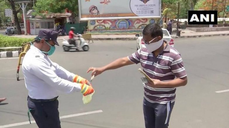 Bhopal Police:  সংক্রমণ রুখতে ট্রাফিক আইন অমান্যকারীদের থেকে স্যানিটাইজড নোট নিচ্ছে পুলিশ, কোথায় জানেন?