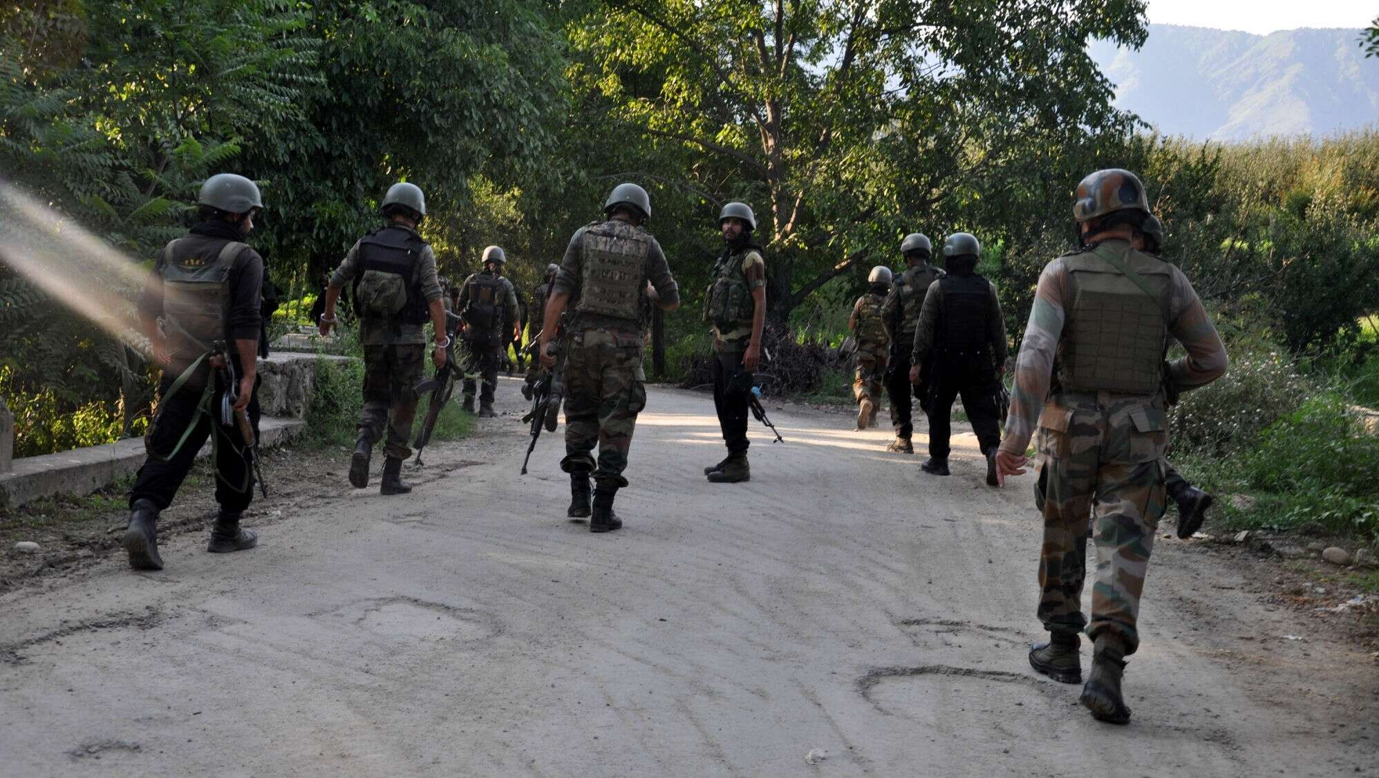 Jammu & Kashmir: শ্রীনগরের স্কুলে ভয়াবহ জঙ্গি হামলা, নিহত ২ শিক্ষক Jammu & Kashmir: শ্রীনগরের স্কুলে ভয়াবহ জঙ্গি হামলা, নিহত ২ শিক্ষক