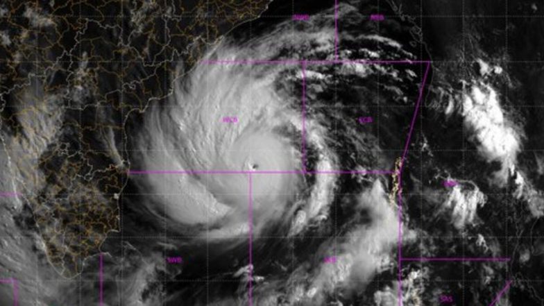 Super Cyclone Amphan: মহামারীর মধ্যেই ঘূর্ণিঝড় আমফানের ভ্রূকুটি, ক্ষতির আশঙ্কায় মুহূর্ত গুনছে পশ্চিমবঙ্গ