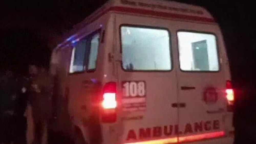Road Accident: দুই করোনা আক্রান্তকে হাসপাতালে নিয়ে যাওয়ার পথে দুর্ঘটনার কবলে অ্যাম্বুল্যান্স, মৃত এক রোগী ও চালক Road Accident: দুই করোনা আক্রান্তকে হাসপাতালে নিয়ে যাওয়ার পথে দুর্ঘটনার কবলে অ্যাম্বুল্যান্স, মৃত এক রোগী ও চালক