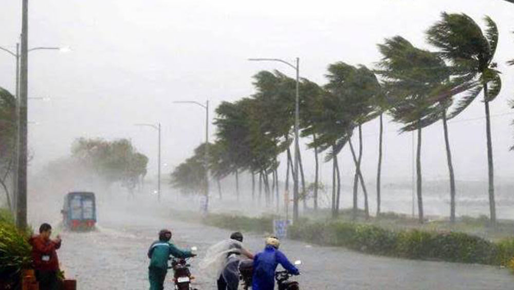 Cyclone Amphan Update In Kolkata: উপকূলে আছড়ে পড়েই তাণ্ডবে মত্ত আম্ফান ঘূর্ণিঝড়, কলকাতায় চলছে ধ্বংসলীলা