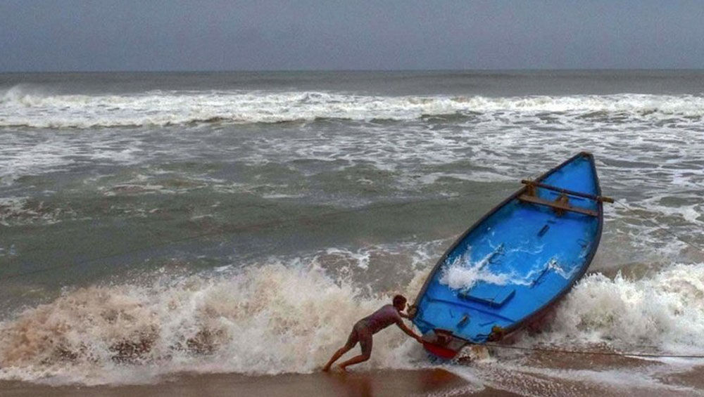 Cyclone Amphan Update: প্রবল রোষে উপকূল ছুঁয়ে স্থলভাগে আছড়ে পড়ছে আম্ফান ঘূর্ণিঝড়, বিপর্যস্ত বাংলা