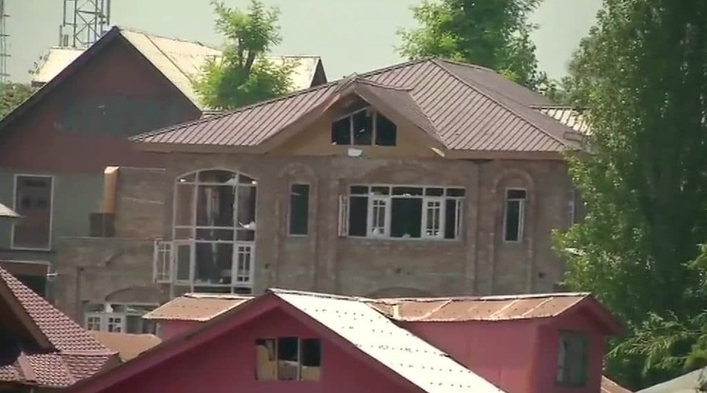 Jammu and Kashmir: শ্রীনগরে নিরাপত্তা বাহিনীর গুলিতে নিকেশ তিন জঙ্গি Jammu and Kashmir: শ্রীনগরে নিরাপত্তা বাহিনীর গুলিতে নিকেশ তিন জঙ্গি