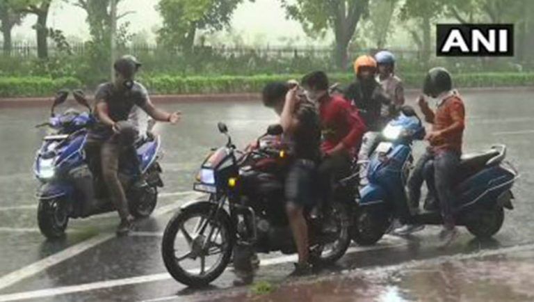 Delhi Waterlogging: টানা বৃষ্টি, শুকনো দিল্লির রাস্তা জলের তলায়, দেখুন ভিডিয়ো