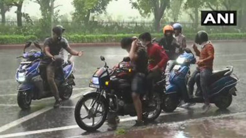 Delhi Waterlogging: টানা বৃষ্টি, শুকনো দিল্লির রাস্তা জলের তলায়, দেখুন ভিডিয়ো
