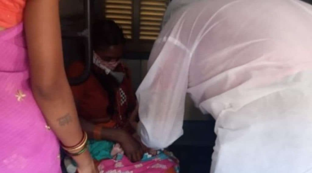Woman Gives Birth to Child on Train: শ্রমিক স্পেশাল ট্রেনে সন্তানের জন্ম দিলেন মহিলা Woman Gives Birth to Child on Train: শ্রমিক স্পেশাল ট্রেনে সন্তানের জন্ম দিলেন মহিলা