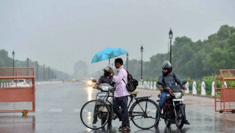 Delhi Rains: বৃষ্টিভেজা মেঘলা দিল্লিতে দিনেই নেমে এল ঘন অন্ধকার, দেখুন ভিডিও