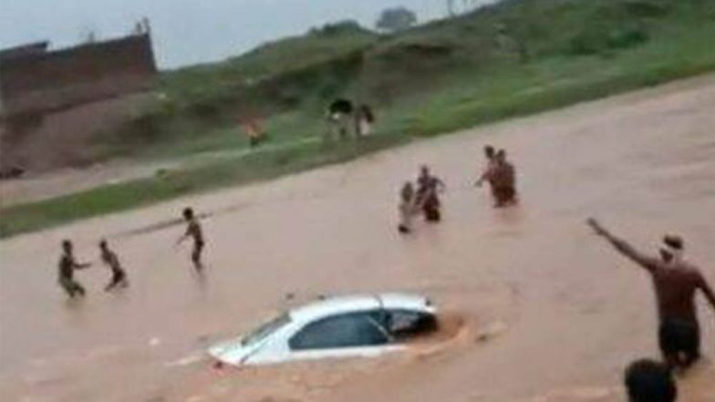 Jharkhand: তুমুল বৃষ্টিতে ব্রিজ ভেঙে নদীতে পড়ল গাড়ি, স্থানীয়দের চেষ্টায় প্রাণে বাঁচল বর-কনে(দেখুন ভিডিও)