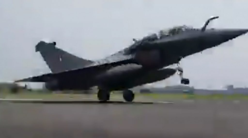 Rafale Fighter Aircraft Landing: আম্বালা এয়ারবেসে অবতরণ করল রাফাল যুদ্ধবিমান, দেখুন ভিডিয়ো