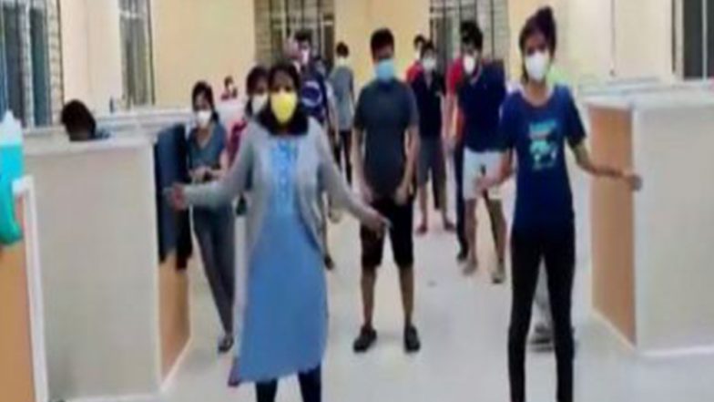 Asymptomatic Coronavirus Patients: কোভিড সেন্টারেই বলিউডি মিউজিকের সঙ্গে উপসর্গহীন করোনা আক্রান্তদের তুমুল নাচ(দেখুন ভিডিও)
