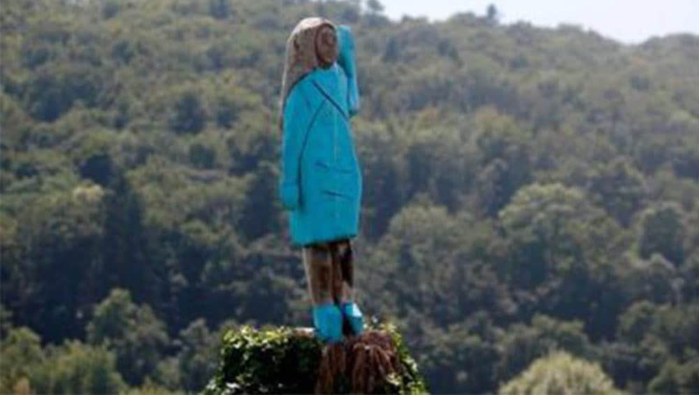 Melania Trump Wooden Sculpture: আমেরিকার স্বাধীনতা দিবসের দিনে অঘটন, স্লোভেনিয়ায় পুড়ল মেলানিয়া ট্রাম্পের কাঠের মূর্তি Melania Trump Wooden Sculpture: আমেরিকার স্বাধীনতা দিবসের দিনে অঘটন, স্লোভেনিয়ায় পুড়ল মেলানিয়া ট্রাম্পের কাঠের মূর্তি