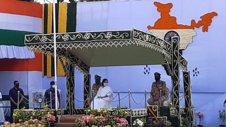 Independence Day Celebration in West Bengal: স্বাধীনতা দিবসে রেড রোডে পতাকা উত্তোলন করলেন মুখ্যমন্ত্রী মমতা ব্যানার্জি, বিনামূল্যে ৫ লাখ মাস্ক বিলি