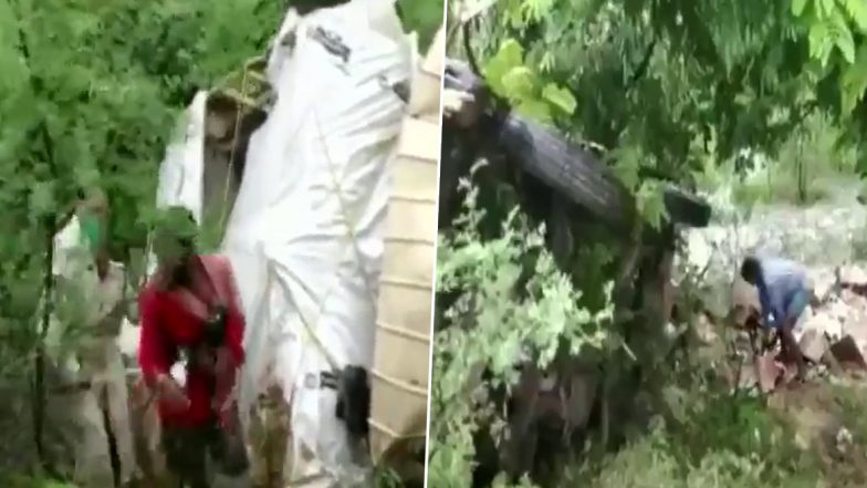 Chhattisgarh: জাতীয় সড়কে উল্টে গেল গাড়ি, দেদার লুট মদের বোতল! দেখুন ভিডিয়ো