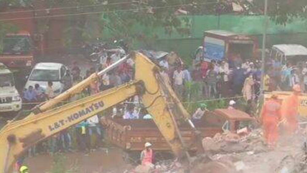 Raigad Building Collapse Update: রায়গড়ে বহুতল ভেঙে পড়ার ঘটনায় এখনও পর্যন্ত মৃত ২, ধ্বংসস্তূপের মধ্যে আটকে আছেন ১৮ জন Raigad Building Collapse Update: রায়গড়ে বহুতল ভেঙে পড়ার ঘটনায় এখনও পর্যন্ত মৃত ২, ধ্বংসস্তূপের মধ্যে আটকে আছেন ১৮ জন