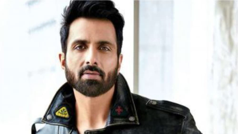Sonu Sood: ৬ মাস শয্যাশায়ী থাকার পর প্রথম হাঁটলেন, ২২ বছরের তরুণীর কাছে দেবদূতের নাম সোনু সুদ Sonu Sood: ৬ মাস শয্যাশায়ী থাকার পর প্রথম হাঁটলেন, ২২ বছরের তরুণীর কাছে দেবদূতের নাম সোনু সুদ
