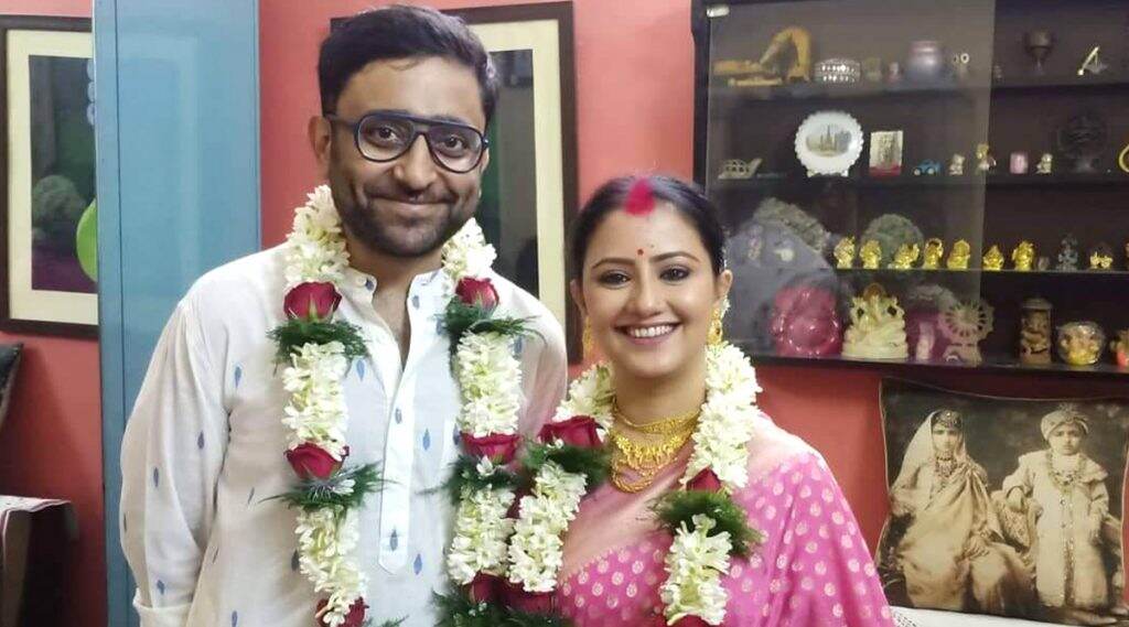 Abhimanyu Mukherjee & Manali Dey Get Married: করোনা আবহে দুই পরিবারের উপস্থিতিতে বিয়ে সারলেন অভিনেত্রী মানালি দে ও পরিচালক অভিমন্যু মুখার্জি Abhimanyu Mukherjee & Manali Dey Get Married: করোনা আবহে দুই পরিবারের উপস্থিতিতে বিয়ে সারলেন অভিনেত্রী মানালি দে ও পরিচালক অভিমন্যু মুখার্জি