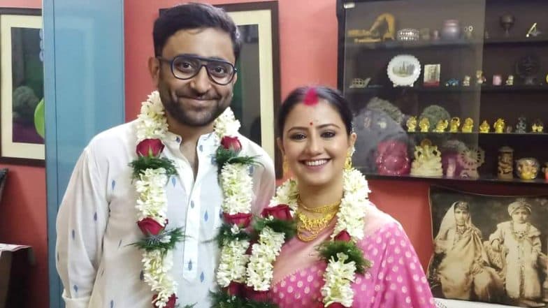 Abhimanyu Mukherjee & Manali Dey Get Married: করোনা আবহে দুই পরিবারের উপস্থিতিতে বিয়ে সারলেন অভিনেত্রী মানালি দে ও পরিচালক অভিমন্যু মুখার্জি