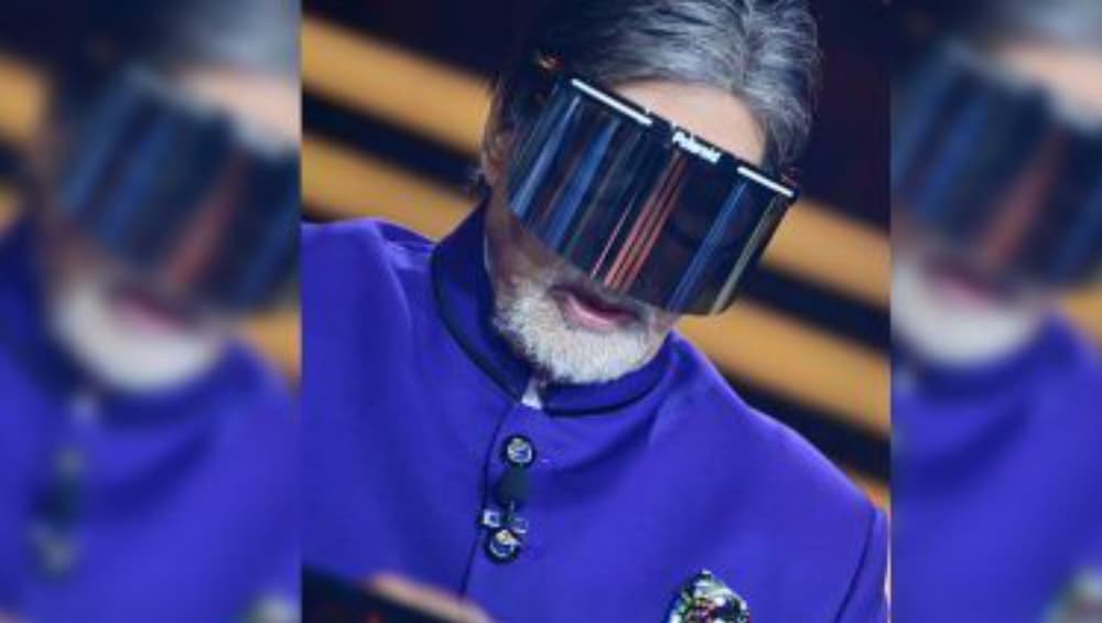 Amitabh Bachchan: করোনা বড় বালাই, ফেসশিল্ড পরে কৌন বনেগা ক্রোড়পতি ১২-র শুটিংয়ে অমিতাভ বচ্চন Amitabh Bachchan: করোনা বড় বালাই, ফেসশিল্ড পরে কৌন বনেগা ক্রোড়পতি ১২-র শুটিংয়ে অমিতাভ বচ্চন