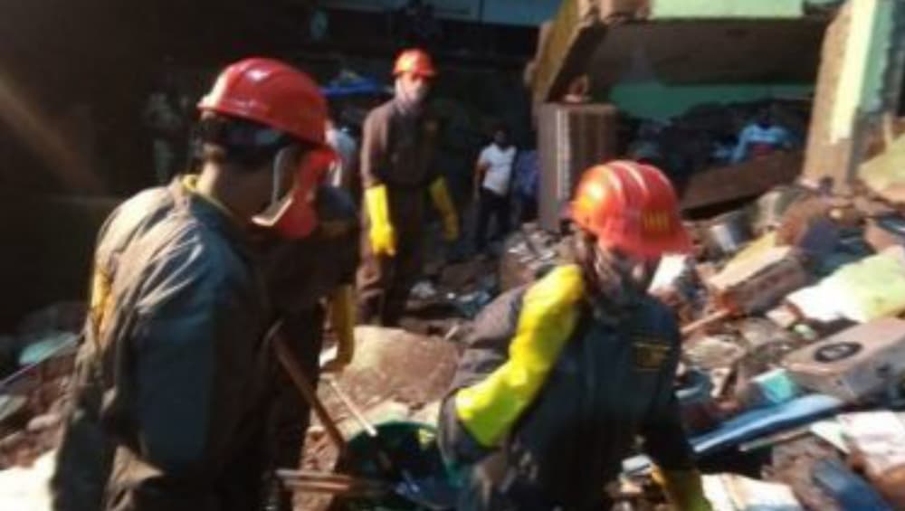 Bhiwandi Building Collapse: মহারাষ্ট্রে ফের বহুতল ভেঙে মৃত ৮, ধ্বংসস্তূপ থেকে উদ্ধার জীবন্ত শিশু Bhiwandi Building Collapse: মহারাষ্ট্রে ফের বহুতল ভেঙে মৃত ৮, ধ্বংসস্তূপ থেকে উদ্ধার জীবন্ত শিশু