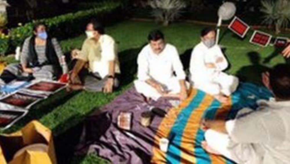 MPs' Overnight Protest: পার্লামেন্টের লনে ৮ সাংসদের জন্য এল গরমাগরম ইডলি, চা, খোলা আকাশরে নিচে কেমন কাটল ডেরেক ও'ব্রায়েনের রাত? MPs' Overnight Protest: পার্লামেন্টের লনে ৮ সাংসদের জন্য এল গরমাগরম ইডলি, চা, খোলা আকাশরে নিচে কেমন কাটল ডেরেক ও'ব্রায়েনের রাত?