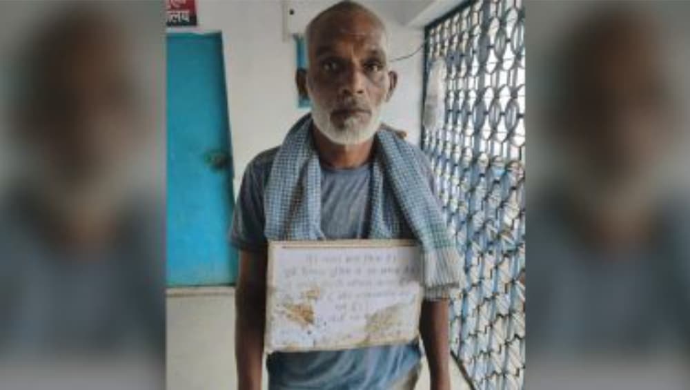 Uttar Pradesh Man: ‘আমাকে গুলি করবেন না’, প্ল্যাকার্ড গলায় ঝুলিয়ে থানায় আত্মসমর্পণ গ্যাংস্টারের Uttar Pradesh Man: ‘আমাকে গুলি করবেন না’, প্ল্যাকার্ড গলায় ঝুলিয়ে থানায় আত্মসমর্পণ গ্যাংস্টারের