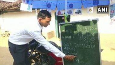 School On Wheels: অনলাইনে ক্লাস করার সুযোগ নেই, পড়ুয়াদের দরজার সামনেই মহল্লা ক্লাস নিচ্ছেন শিক্ষক