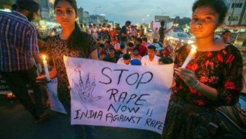 Hathras Gangrape Case: হাথরাস গণধর্ষণে মৃত তরুণীর দেহ ছিনিয়ে নিয়ে সৎকার পুলিশের, শেষবারের মতো মেয়ের মুখ দেখা হল না মায়ের Hathras Gangrape Case: হাথরাস গণধর্ষণে মৃত তরুণীর দেহ ছিনিয়ে নিয়ে সৎকার পুলিশের, শেষবারের মতো মেয়ের মুখ দেখা হল না মায়ের
