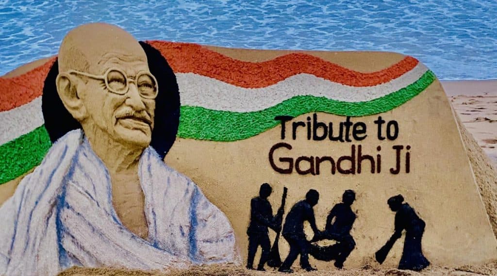 Gandhi Jayanti 2020: বালির ভাস্কর্য বানিয়ে মহাত্মা গান্ধিকে শ্রদ্ধা বালুশিল্পী সুদর্শন পট্টনায়েকের Gandhi Jayanti 2020: বালির ভাস্কর্য বানিয়ে মহাত্মা গান্ধিকে শ্রদ্ধা বালুশিল্পী সুদর্শন পট্টনায়েকের