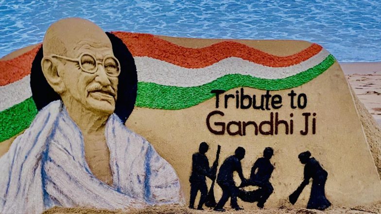Gandhi Jayanti 2020: বালির ভাস্কর্য বানিয়ে মহাত্মা গান্ধিকে শ্রদ্ধা বালুশিল্পী সুদর্শন পট্টনায়েকের