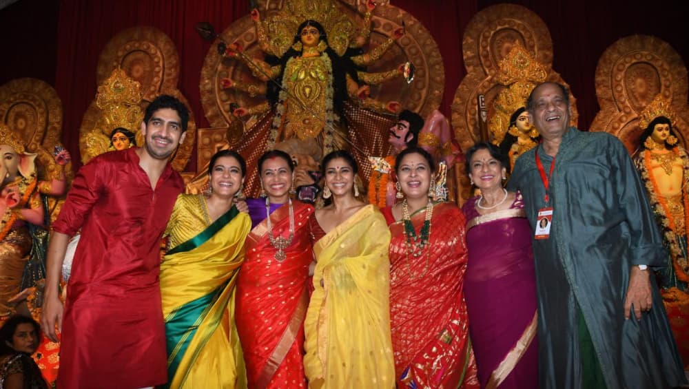 Durga Puja 2020: সংক্রমণ রুখতে অভিনব উদ্যোগ, মুম্বইয়ে রানি মুখার্জির বাড়ির পুজো পরিক্রমা এবার ভার্চুয়াল Durga Puja 2020: সংক্রমণ রুখতে অভিনব উদ্যোগ, মুম্বইয়ে রানি মুখার্জির বাড়ির পুজো পরিক্রমা এবার ভার্চুয়াল