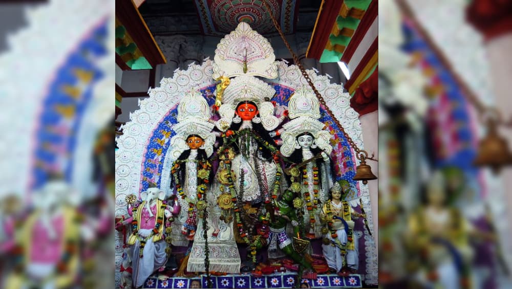 Durga Puja 2020: ছাঁচে নয়, শিল্পীর কর্মদক্ষতায় ফুটে ওঠে রানি রাসমণির বাড়ির দুর্গা প্রতিমার মুখ Durga Puja 2020: ছাঁচে নয়, শিল্পীর কর্মদক্ষতায় ফুটে ওঠে রানি রাসমণির বাড়ির দুর্গা প্রতিমার মুখ